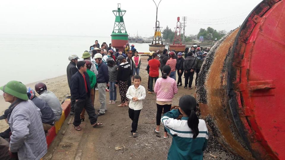 Nghệ An: Xuống bờ biển chơi, nam sinh bị dòng nước cuốn trôi - Ảnh 2. Nghệ An: Xuống bờ biển chơi, nam sinh bị dòng nước cuốn trôi - Ảnh 2.
