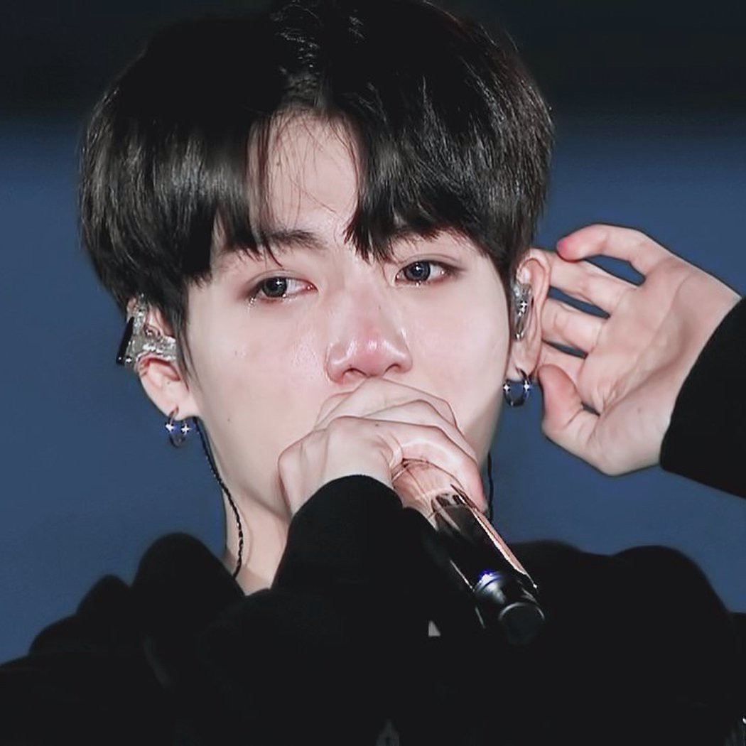 Top khoảnh khắc nước mắt kim cương huyền thoại của idol Kpop: Mỹ nhân TWICE đã nổi tiếng sau 1 đêm nhờ rơi lệ - Ảnh 3. Top khoảnh khắc nước mắt kim cương huyền thoại của idol Kpop: Mỹ nhân TWICE đã nổi tiếng sau 1 đêm nhờ rơi lệ - Ảnh 3.