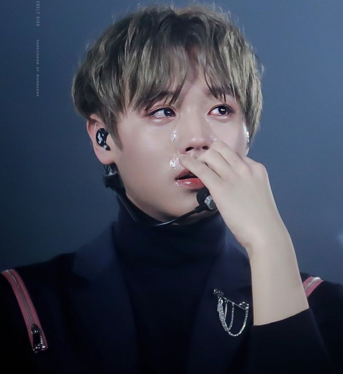 Top khoảnh khắc nước mắt kim cương huyền thoại của idol Kpop: Mỹ nhân TWICE đã nổi tiếng sau 1 đêm nhờ rơi lệ - Ảnh 13. Top khoảnh khắc nước mắt kim cương huyền thoại của idol Kpop: Mỹ nhân TWICE đã nổi tiếng sau 1 đêm nhờ rơi lệ - Ảnh 13.