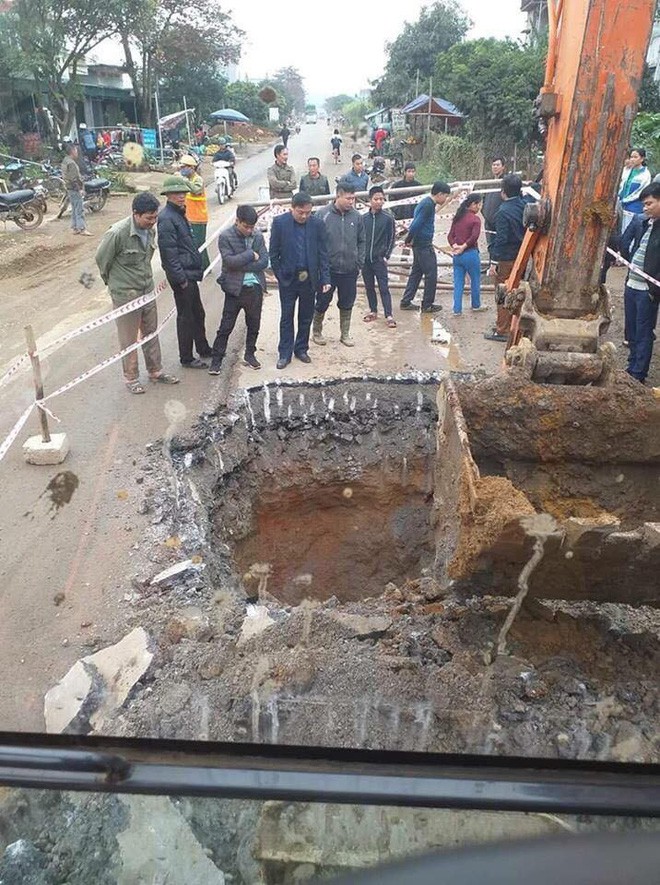 Thực hư thông tin hố tử thần sâu gần 10 mét xuất hiện giữa quốc lộ, bên trong có vàng - Ảnh 2.