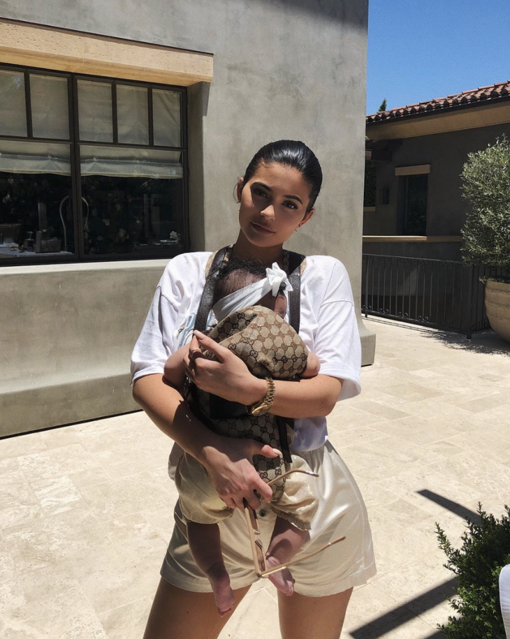 Vén màn cuộc sống rich kid siêu sang của con gái Kylie Jenner: Chưa đầy 1 tuổi đã diện đồ hiệu, ngồi phi cơ riêng - Ảnh 1. Vén màn cuộc sống rich kid siêu sang của con gái Kylie Jenner: Chưa đầy 1 tuổi đã diện đồ hiệu, ngồi phi cơ riêng - Ảnh 1.