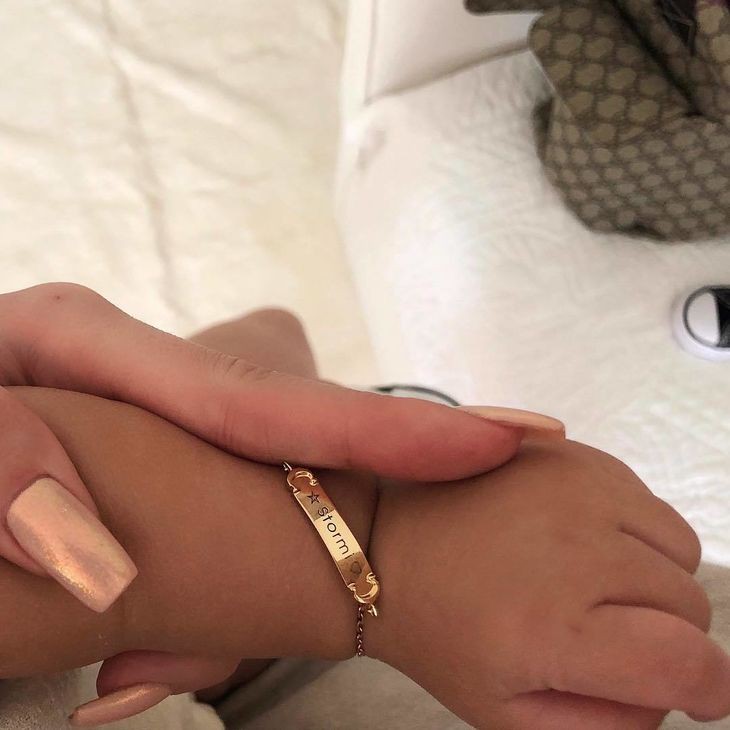 Vén màn cuộc sống rich kid siêu sang của con gái Kylie Jenner: Chưa đầy 1 tuổi đã diện đồ hiệu, ngồi phi cơ riêng - Ảnh 14. Vén màn cuộc sống rich kid siêu sang của con gái Kylie Jenner: Chưa đầy 1 tuổi đã diện đồ hiệu, ngồi phi cơ riêng - Ảnh 14.