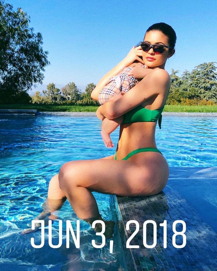 Vén màn cuộc sống rich kid siêu sang của con gái Kylie Jenner: Chưa đầy 1 tuổi đã diện đồ hiệu, ngồi phi cơ riêng - Ảnh 20. Vén màn cuộc sống rich kid siêu sang của con gái Kylie Jenner: Chưa đầy 1 tuổi đã diện đồ hiệu, ngồi phi cơ riêng - Ảnh 20.
