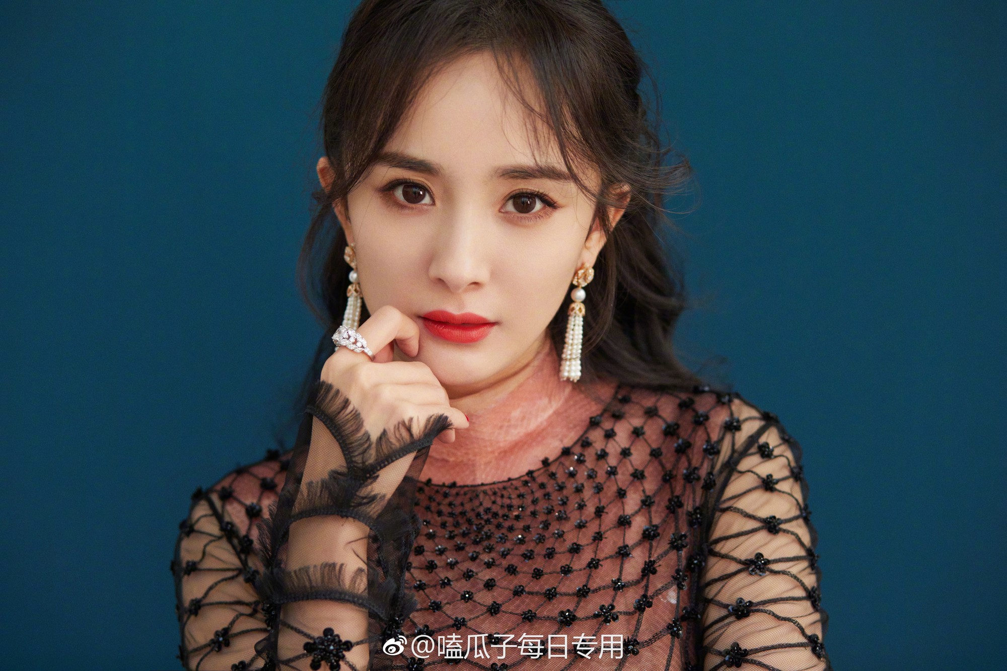 Dương Mịch – Địch Lệ Nhiệt Ba chung 1 khung hình: “mỹ nhân Tân Cương” ngày càng kém sắc, già nua hơn cả đàn chị U35? - Ảnh 6. Dương Mịch – Địch Lệ Nhiệt Ba chung 1 khung hình: “mỹ nhân Tân Cương” ngày càng kém sắc, già nua hơn cả đàn chị U35? - Ảnh 6.