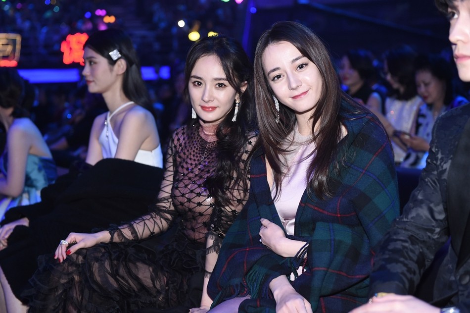 Dương Mịch – Địch Lệ Nhiệt Ba chung 1 khung hình: “mỹ nhân Tân Cương” ngày càng kém sắc, già nua hơn cả đàn chị U35? - Ảnh 1. Dương Mịch – Địch Lệ Nhiệt Ba chung 1 khung hình: “mỹ nhân Tân Cương” ngày càng kém sắc, già nua hơn cả đàn chị U35? - Ảnh 1.