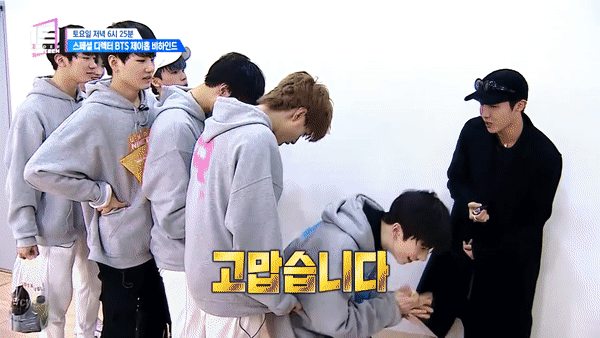 Đ&aacute;ng y&ecirc;u như j-hope (BTS): Tặng đồ ăn, sẵn s&agrave;ng khuỵu gối k&yacute; t&ecirc;n cho d&agrave;n th&iacute; sinh tuổi teen - Ảnh 6.