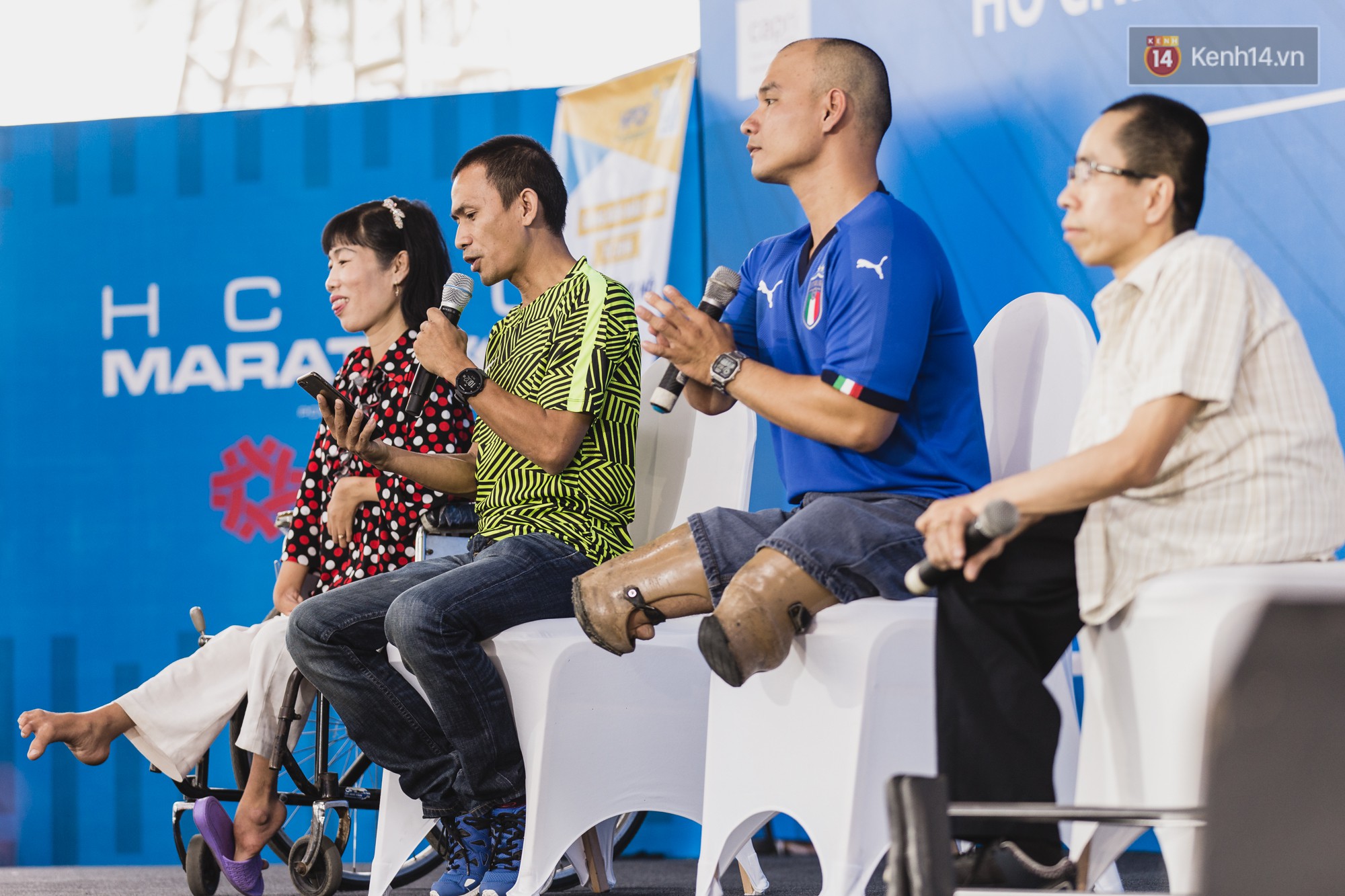 Những khoảnh khắc xúc động trong chương trình Giao lưu với người khuyết tật ở Sài Gòn - Ảnh 1. Những khoảnh khắc xúc động trong chương trình Giao lưu với người khuyết tật ở Sài Gòn - Ảnh 1.