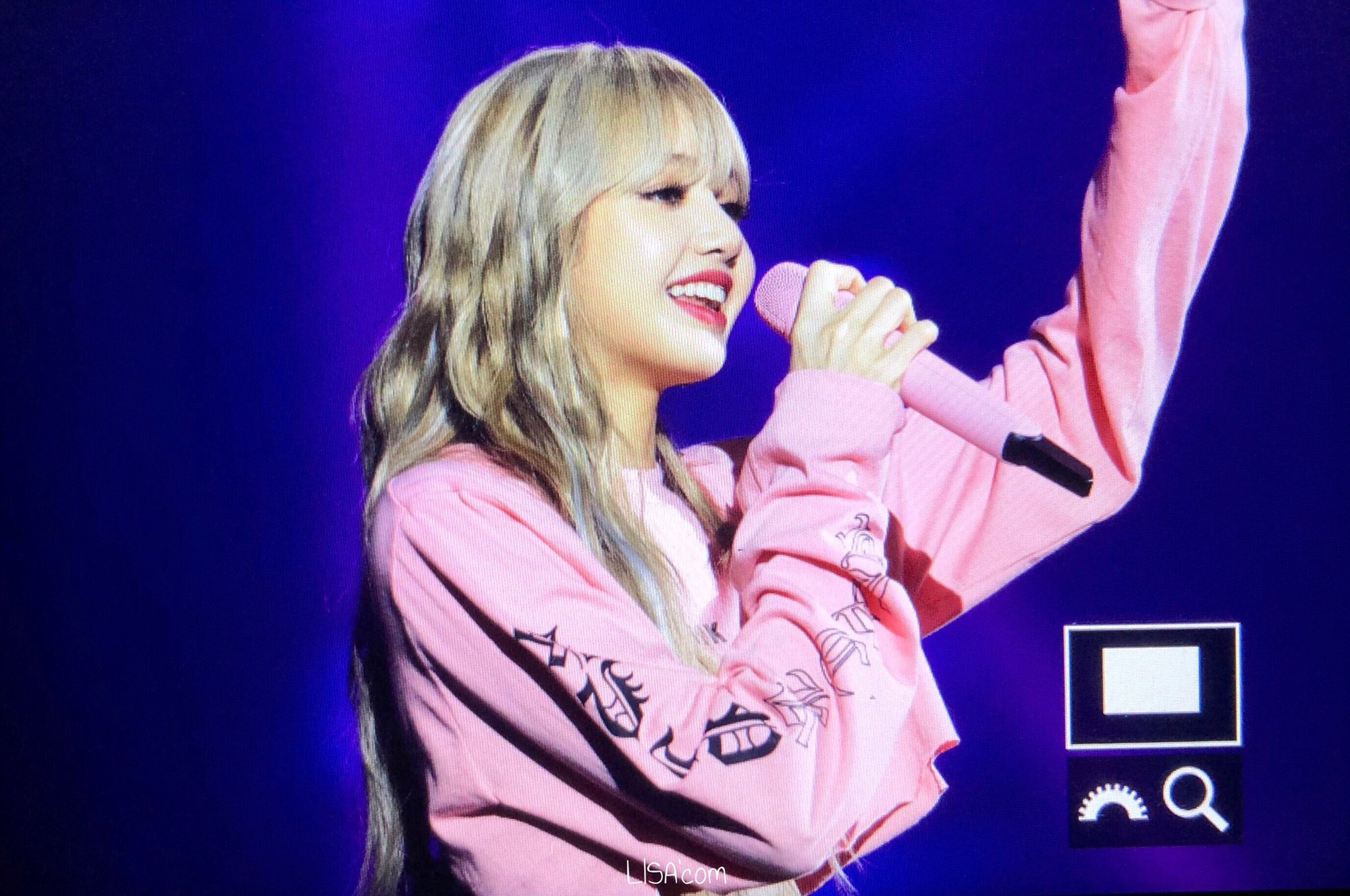 Về quê biểu diễn có khác, đây là khoảnh khắc Lisa (Black Pink) khiến rừng fan đổ rạp vì quá xuất sắc! - Ảnh 4. Về quê biểu diễn có khác, đây là khoảnh khắc Lisa (Black Pink) khiến rừng fan đổ rạp vì quá xuất sắc! - Ảnh 4.