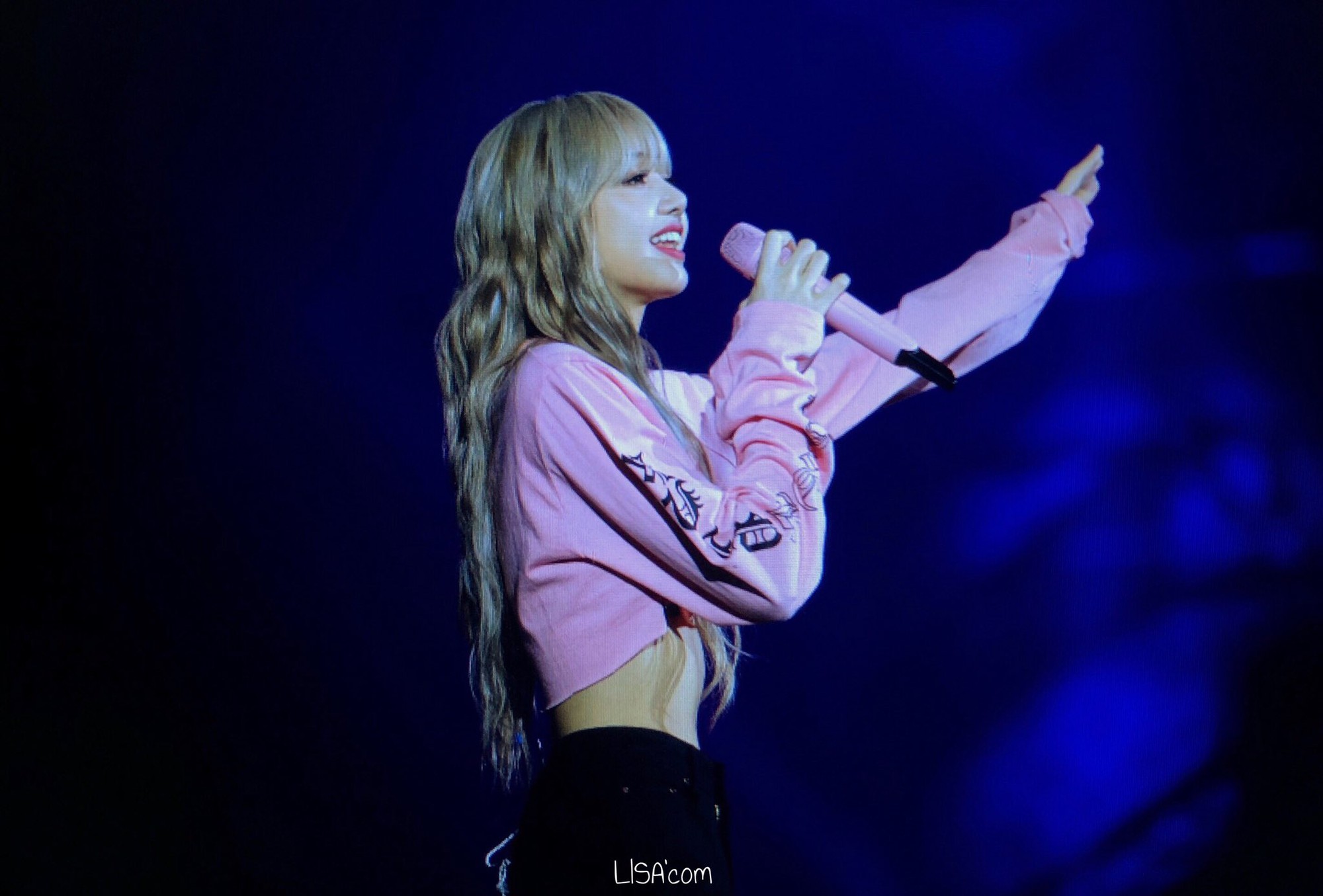 Về quê biểu diễn có khác, đây là khoảnh khắc Lisa (Black Pink) khiến rừng fan đổ rạp vì quá xuất sắc! - Ảnh 6. Về quê biểu diễn có khác, đây là khoảnh khắc Lisa (Black Pink) khiến rừng fan đổ rạp vì quá xuất sắc! - Ảnh 6.