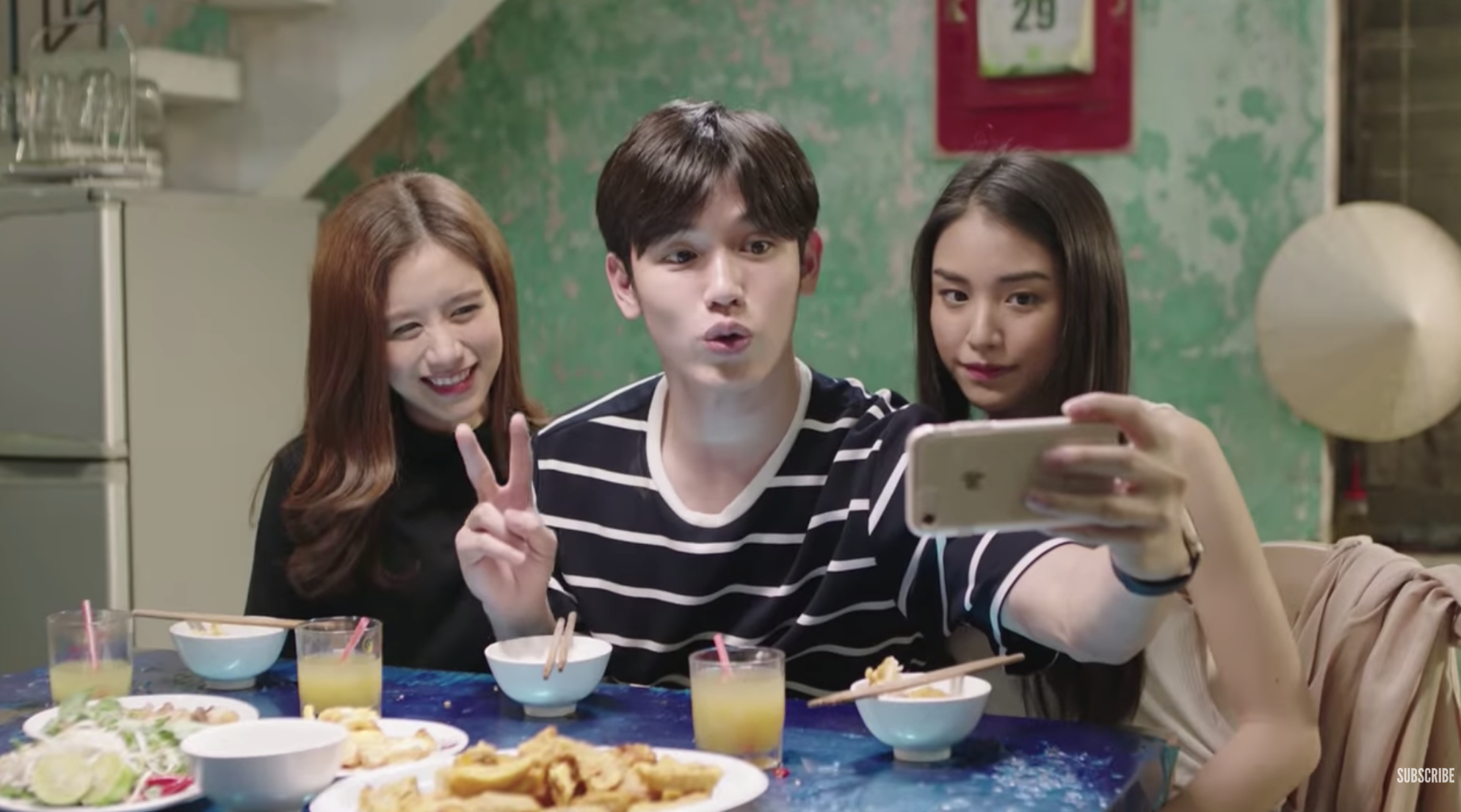 Jun Vũ bất ngờ xuất hiện liếc mắt đưa tình với HLV gốc Việt của The Face trong trailer phim Thái - Ảnh 7. Jun Vũ bất ngờ xuất hiện liếc mắt đưa tình với HLV gốc Việt của The Face trong trailer phim Thái - Ảnh 7.