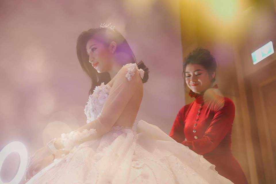 Chồng doanh nhân hạnh phúc gọi Vân Navy là my girl, khoe khoảnh khắc cô mặc váy cưới lộng lẫy như công chúa - Ảnh 7. Chồng doanh nhân hạnh phúc gọi Vân Navy là my girl, khoe khoảnh khắc cô mặc váy cưới lộng lẫy như công chúa - Ảnh 7.