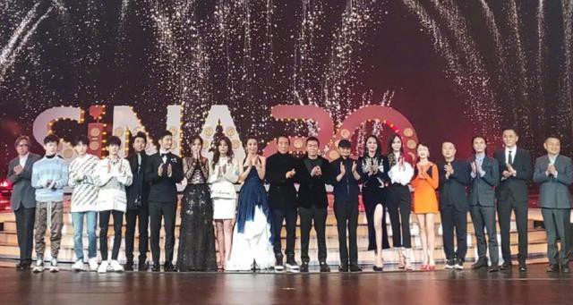 Nhìn lại những lùm xùm trong Đêm Weibo: Dương Mịch chen hàng, Châu Tinh Trì ngao ngán vì MC quá mức vô duyên - Ảnh 15.