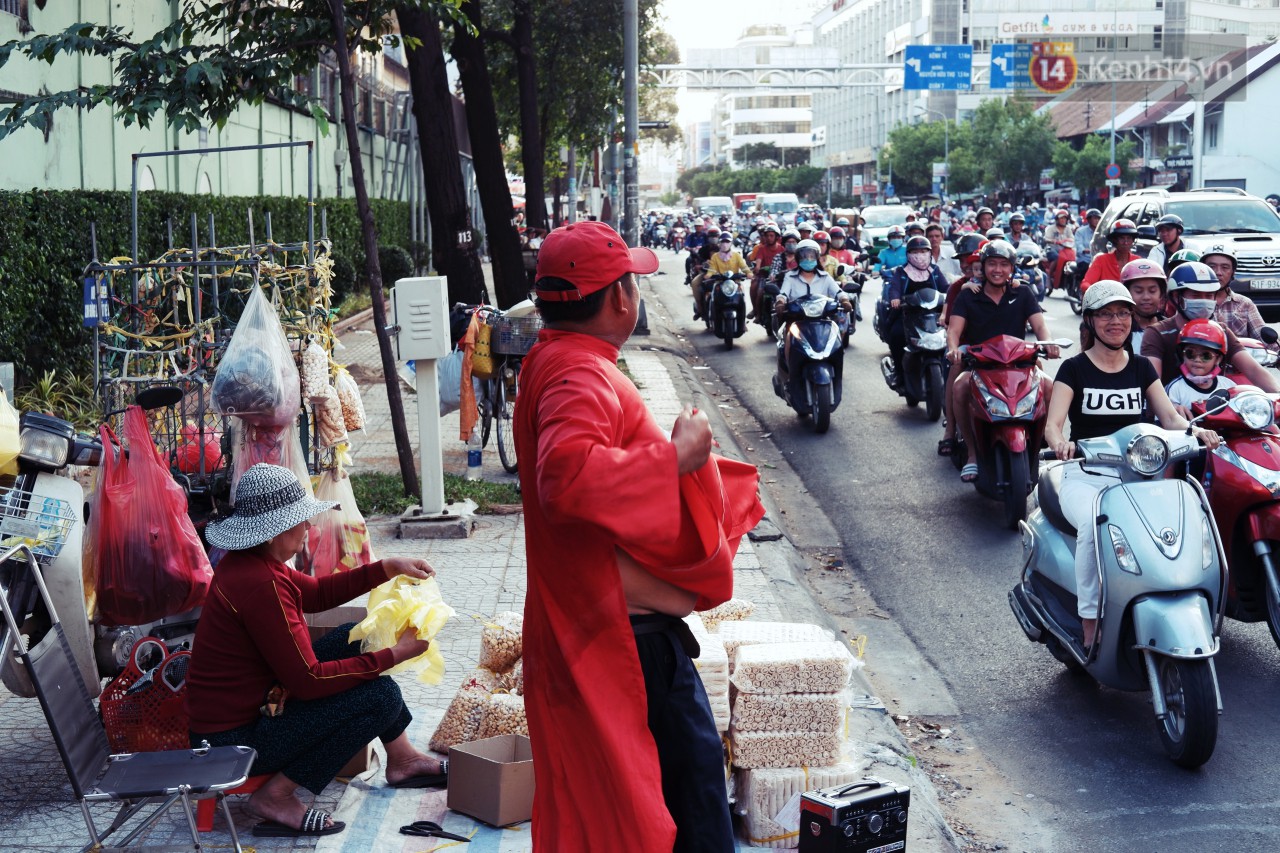 Phía sau đoạn clip người đàn ông mặc áo dài đỏ, nhảy múa trên hè phố Sài Gòn: Kiếm tiền cho con đi học, có gì phải xấu hổ - Ảnh 6.