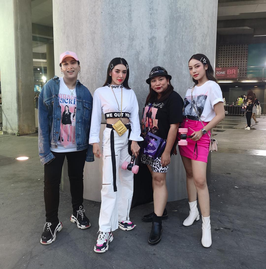 Dàn sao Thái khủng đến ủng hộ em gái quốc tế Lisa tại concert Black Pink, nhưng bố mẹ của cô mới là tâm điểm - Ảnh 1. Dàn sao Thái khủng đến ủng hộ em gái quốc tế Lisa tại concert Black Pink, nhưng bố mẹ của cô mới là tâm điểm - Ảnh 1.