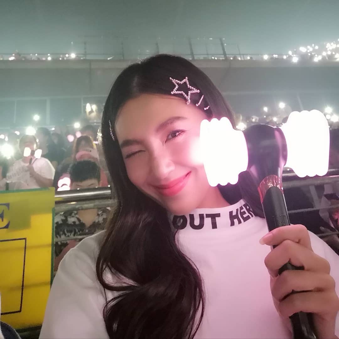 Dàn sao Thái khủng đến ủng hộ em gái quốc tế Lisa tại concert Black Pink, nhưng bố mẹ của cô mới là tâm điểm - Ảnh 3. Dàn sao Thái khủng đến ủng hộ em gái quốc tế Lisa tại concert Black Pink, nhưng bố mẹ của cô mới là tâm điểm - Ảnh 3.
