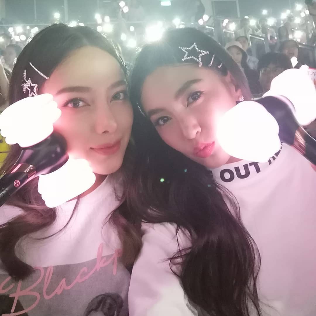 Dàn sao Thái khủng đến ủng hộ em gái quốc tế Lisa tại concert Black Pink, nhưng bố mẹ của cô mới là tâm điểm - Ảnh 6. Dàn sao Thái khủng đến ủng hộ em gái quốc tế Lisa tại concert Black Pink, nhưng bố mẹ của cô mới là tâm điểm - Ảnh 6.