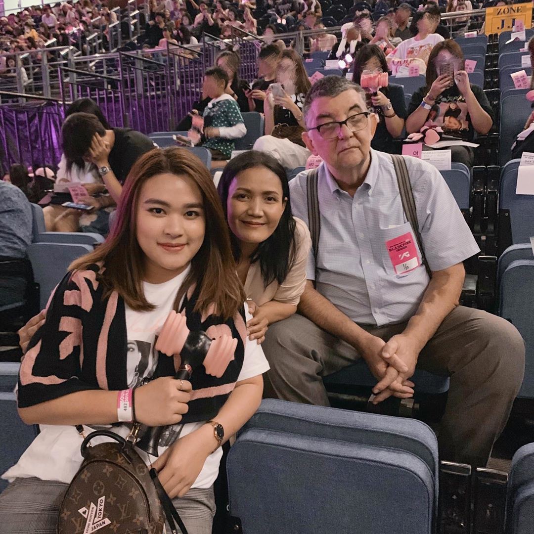Dàn sao Thái khủng đến ủng hộ em gái quốc tế Lisa tại concert Black Pink, nhưng bố mẹ của cô mới là tâm điểm - Ảnh 19. Dàn sao Thái khủng đến ủng hộ em gái quốc tế Lisa tại concert Black Pink, nhưng bố mẹ của cô mới là tâm điểm - Ảnh 19.