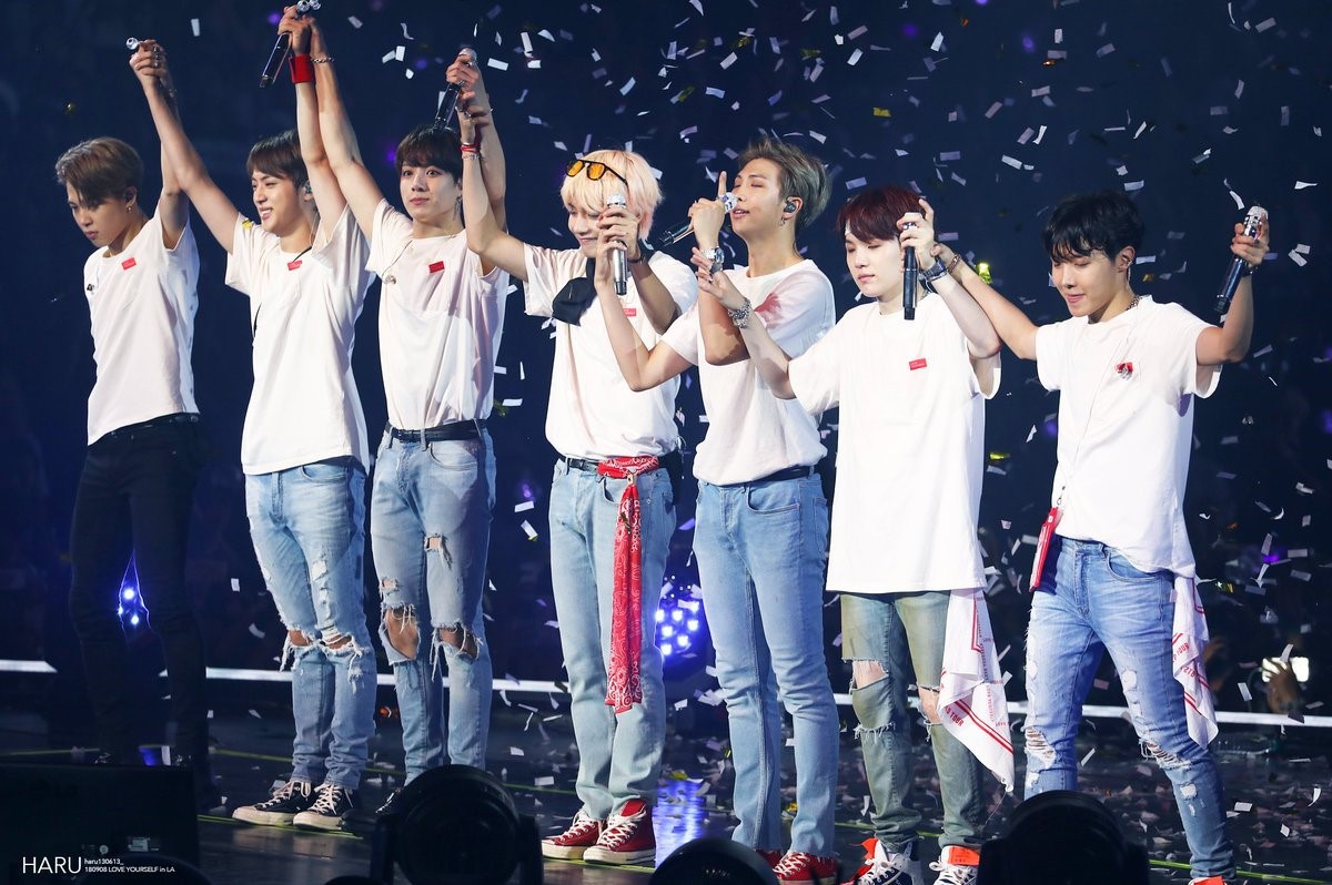 Rộ hình ảnh chủ tịch Big Hit về Việt Nam, fan "đứng ngồi không yên" với