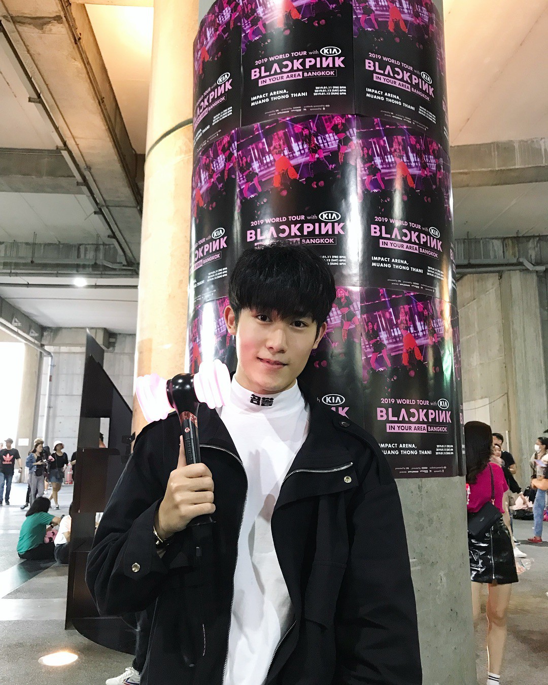 Dàn sao Thái khủng đến ủng hộ em gái quốc tế Lisa tại concert Black Pink, nhưng bố mẹ của cô mới là tâm điểm - Ảnh 16. Dàn sao Thái khủng đến ủng hộ em gái quốc tế Lisa tại concert Black Pink, nhưng bố mẹ của cô mới là tâm điểm - Ảnh 16.