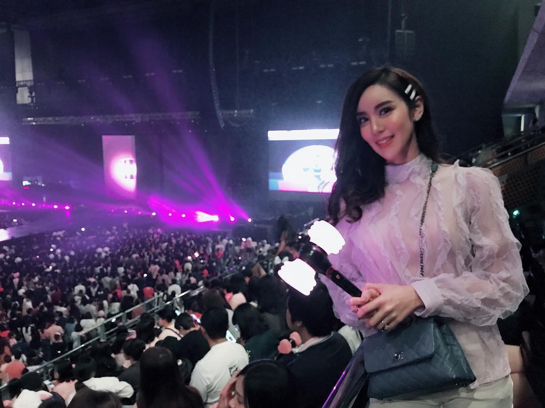Dàn sao Thái khủng đến ủng hộ em gái quốc tế Lisa tại concert Black Pink, nhưng bố mẹ của cô mới là tâm điểm - Ảnh 18. Dàn sao Thái khủng đến ủng hộ em gái quốc tế Lisa tại concert Black Pink, nhưng bố mẹ của cô mới là tâm điểm - Ảnh 18.
