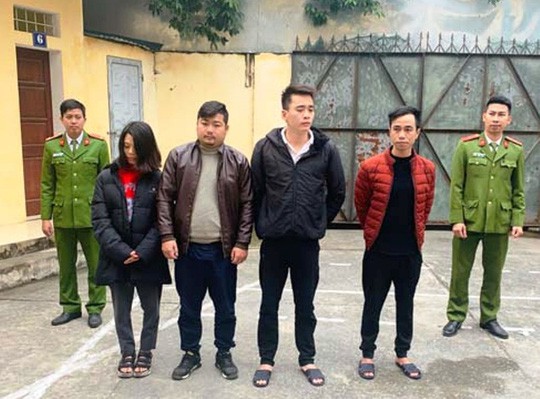 300 cảnh sát truy quét “tín dụng đen”: Bắt thêm 1 kiều nữ cùng 3 đối tượng - Ảnh 1. 300 cảnh sát truy quét “tín dụng đen”: Bắt thêm 1 kiều nữ cùng 3 đối tượng - Ảnh 1.