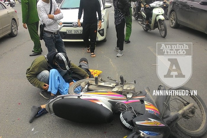 Bị rơi chìa khóa giữa đường, nam thanh niên đột ngột phanh gấp gây ra tai nạn - Ảnh 1. Bị rơi chìa khóa giữa đường, nam thanh niên đột ngột phanh gấp gây ra tai nạn - Ảnh 1.
