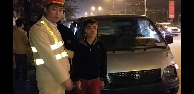 Cảnh sát 141 Hà Nội phát hiện chuyến xe chở hàng trăm quả pháo và túi xách nhái hàng hiệu - Ảnh 1. Cảnh sát 141 Hà Nội phát hiện chuyến xe chở hàng trăm quả pháo và túi xách nhái hàng hiệu - Ảnh 1.
