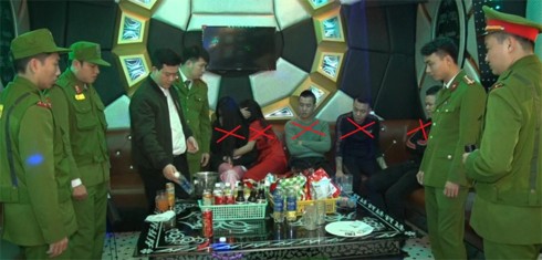 Nhóm nam nữ phê ma túy “đá” trong quán karaoke - Ảnh 1. Nhóm nam nữ phê ma túy “đá” trong quán karaoke - Ảnh 1.