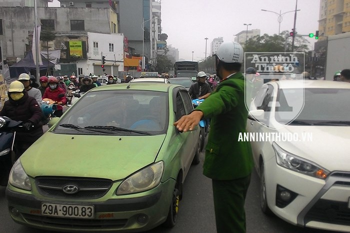 Bị rơi chìa khóa giữa đường, nam thanh niên đột ngột phanh gấp gây ra tai nạn - Ảnh 5. Bị rơi chìa khóa giữa đường, nam thanh niên đột ngột phanh gấp gây ra tai nạn - Ảnh 5.