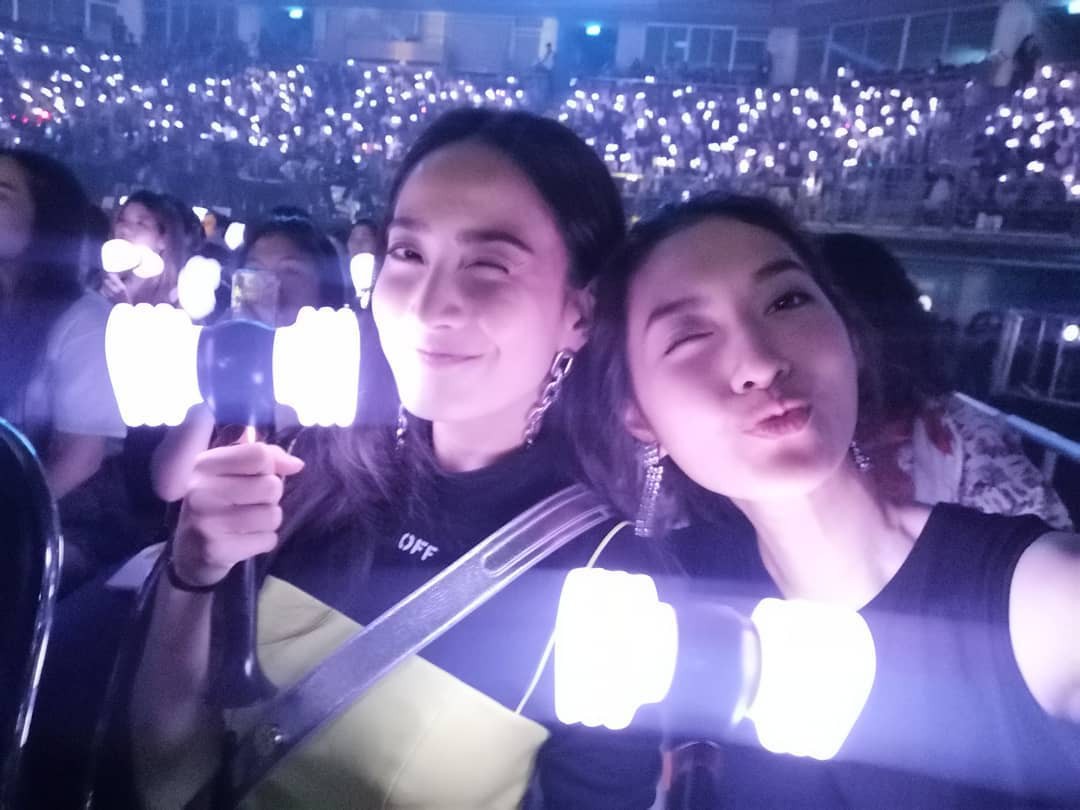 Dàn sao Thái khủng đến ủng hộ em gái quốc tế Lisa tại concert Black Pink, nhưng bố mẹ của cô mới là tâm điểm - Ảnh 13. Dàn sao Thái khủng đến ủng hộ em gái quốc tế Lisa tại concert Black Pink, nhưng bố mẹ của cô mới là tâm điểm - Ảnh 13.