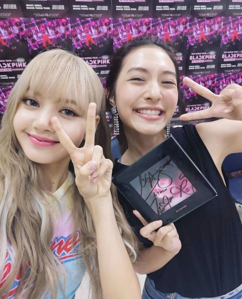 Dàn sao Thái khủng đến ủng hộ em gái quốc tế Lisa tại concert Black Pink, nhưng bố mẹ của cô mới là tâm điểm - Ảnh 11. Dàn sao Thái khủng đến ủng hộ em gái quốc tế Lisa tại concert Black Pink, nhưng bố mẹ của cô mới là tâm điểm - Ảnh 11.