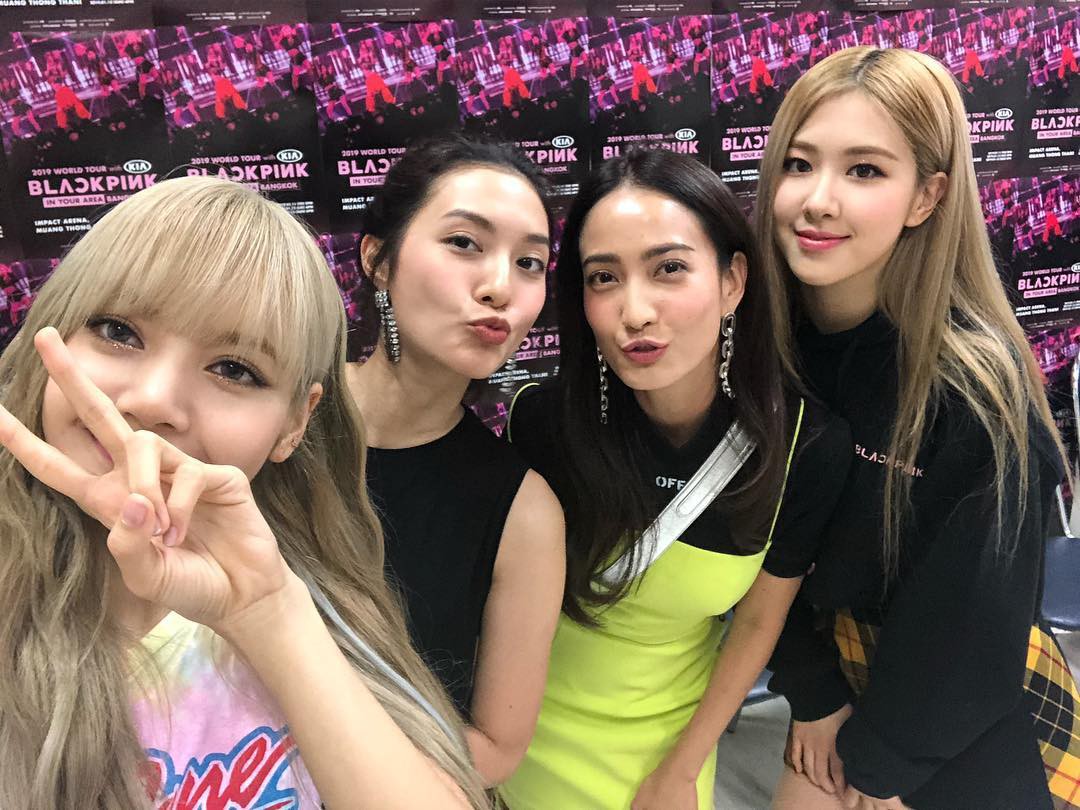 Dàn sao Thái khủng đến ủng hộ em gái quốc tế Lisa tại concert Black Pink, nhưng bố mẹ của cô mới là tâm điểm - Ảnh 7. Dàn sao Thái khủng đến ủng hộ em gái quốc tế Lisa tại concert Black Pink, nhưng bố mẹ của cô mới là tâm điểm - Ảnh 7.