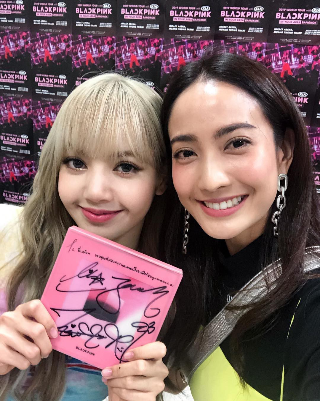Dàn sao Thái khủng đến ủng hộ em gái quốc tế Lisa tại concert Black Pink, nhưng bố mẹ của cô mới là tâm điểm - Ảnh 10. Dàn sao Thái khủng đến ủng hộ em gái quốc tế Lisa tại concert Black Pink, nhưng bố mẹ của cô mới là tâm điểm - Ảnh 10.