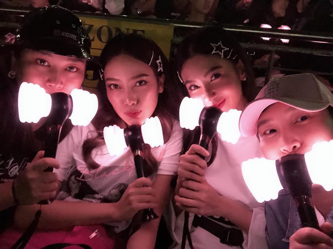 Dàn sao Thái khủng đến ủng hộ em gái quốc tế Lisa tại concert Black Pink, nhưng bố mẹ của cô mới là tâm điểm - Ảnh 5. Dàn sao Thái khủng đến ủng hộ em gái quốc tế Lisa tại concert Black Pink, nhưng bố mẹ của cô mới là tâm điểm - Ảnh 5.