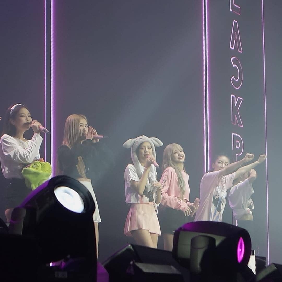 Dàn sao Thái khủng đến ủng hộ em gái quốc tế Lisa tại concert Black Pink, nhưng bố mẹ của cô mới là tâm điểm - Ảnh 21. Dàn sao Thái khủng đến ủng hộ em gái quốc tế Lisa tại concert Black Pink, nhưng bố mẹ của cô mới là tâm điểm - Ảnh 21.