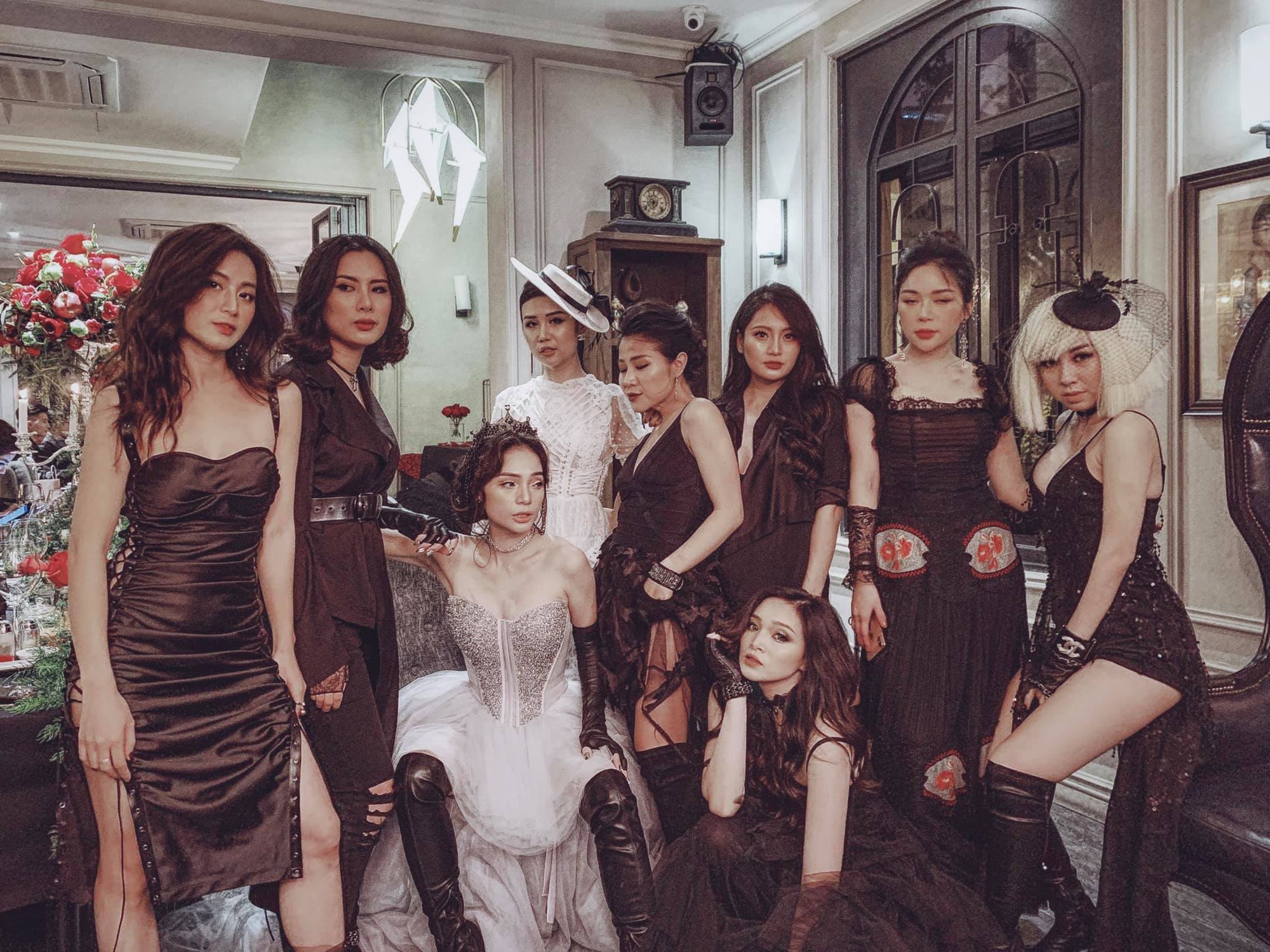 Đi sinh nhật thôi mà hội bạn của hot mom Ngọc Mon chơi cực lớn, diện đồ không thể nào chất hơn - Ảnh 1. Đi sinh nhật thôi mà hội bạn của hot mom Ngọc Mon chơi cực lớn, diện đồ không thể nào chất hơn - Ảnh 1.