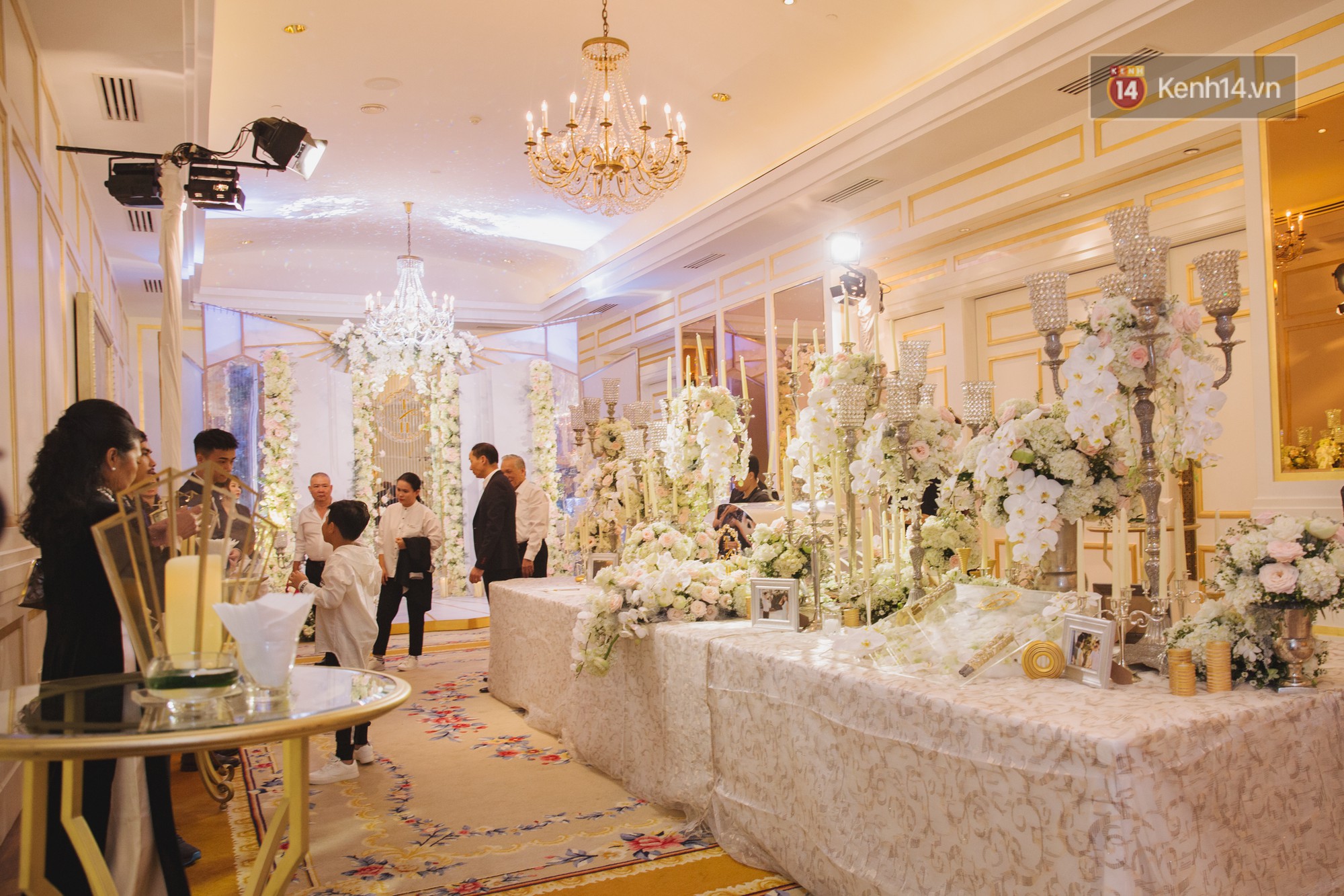 Hé lộ không gian cưới sang trọng của ca sĩ Lê Hiếu và bà xã Thu Trang - Ảnh 6. Hé lộ không gian cưới sang trọng của ca sĩ Lê Hiếu và bà xã Thu Trang - Ảnh 6.