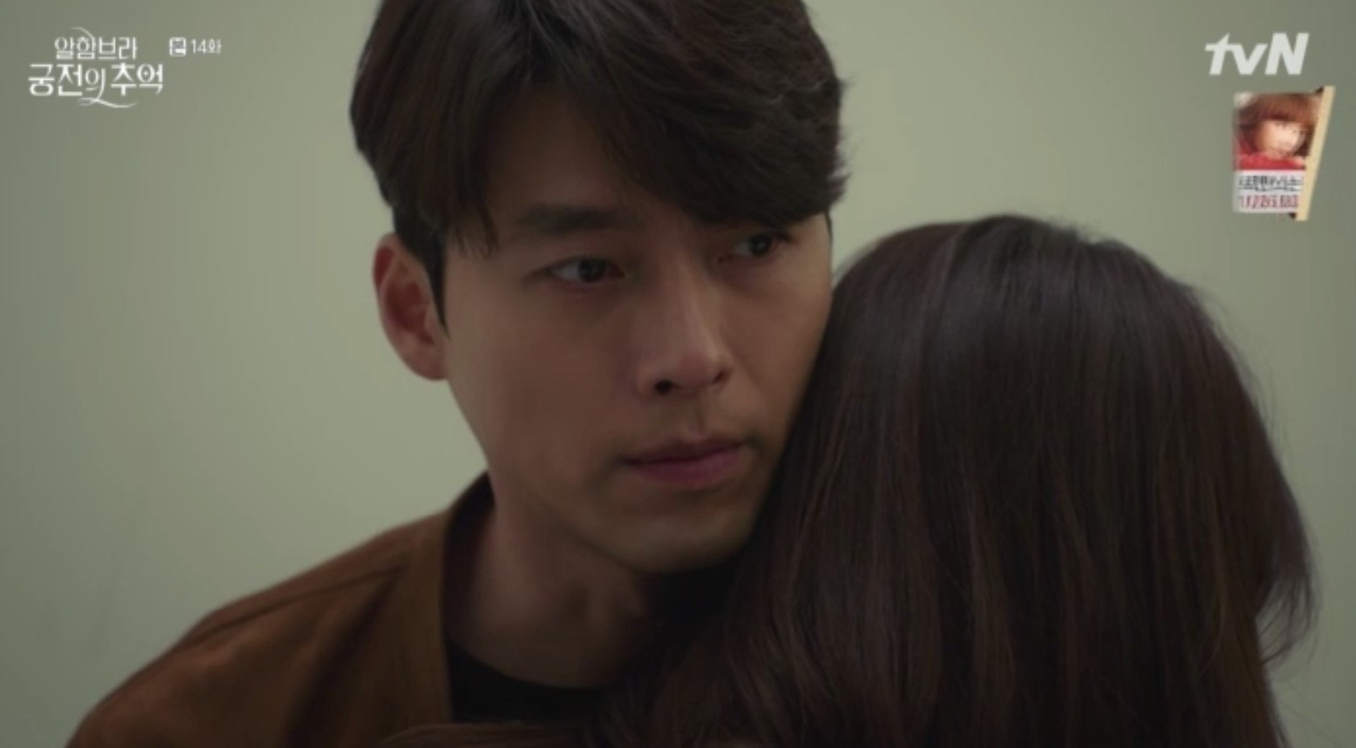 Park Shin Hye khóc tiễn lâm li như thể Hyun Bin sắp ra chiến trường ở “Hồi Ức Alhambra” - Ảnh 3. Park Shin Hye khóc tiễn lâm li như thể Hyun Bin sắp ra chiến trường ở “Hồi Ức Alhambra” - Ảnh 3.