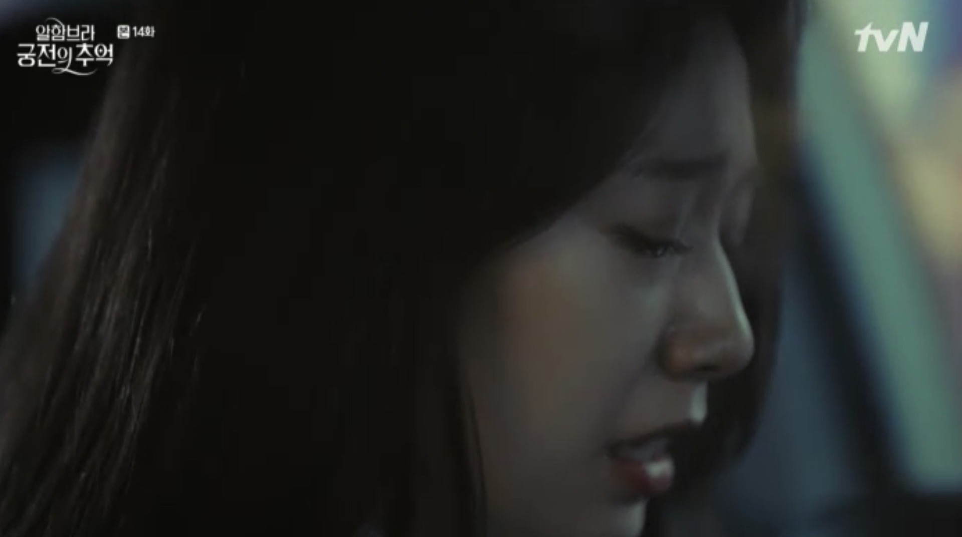 Park Shin Hye khóc tiễn lâm li như thể Hyun Bin sắp ra chiến trường ở “Hồi Ức Alhambra” - Ảnh 8. Park Shin Hye khóc tiễn lâm li như thể Hyun Bin sắp ra chiến trường ở “Hồi Ức Alhambra” - Ảnh 8.