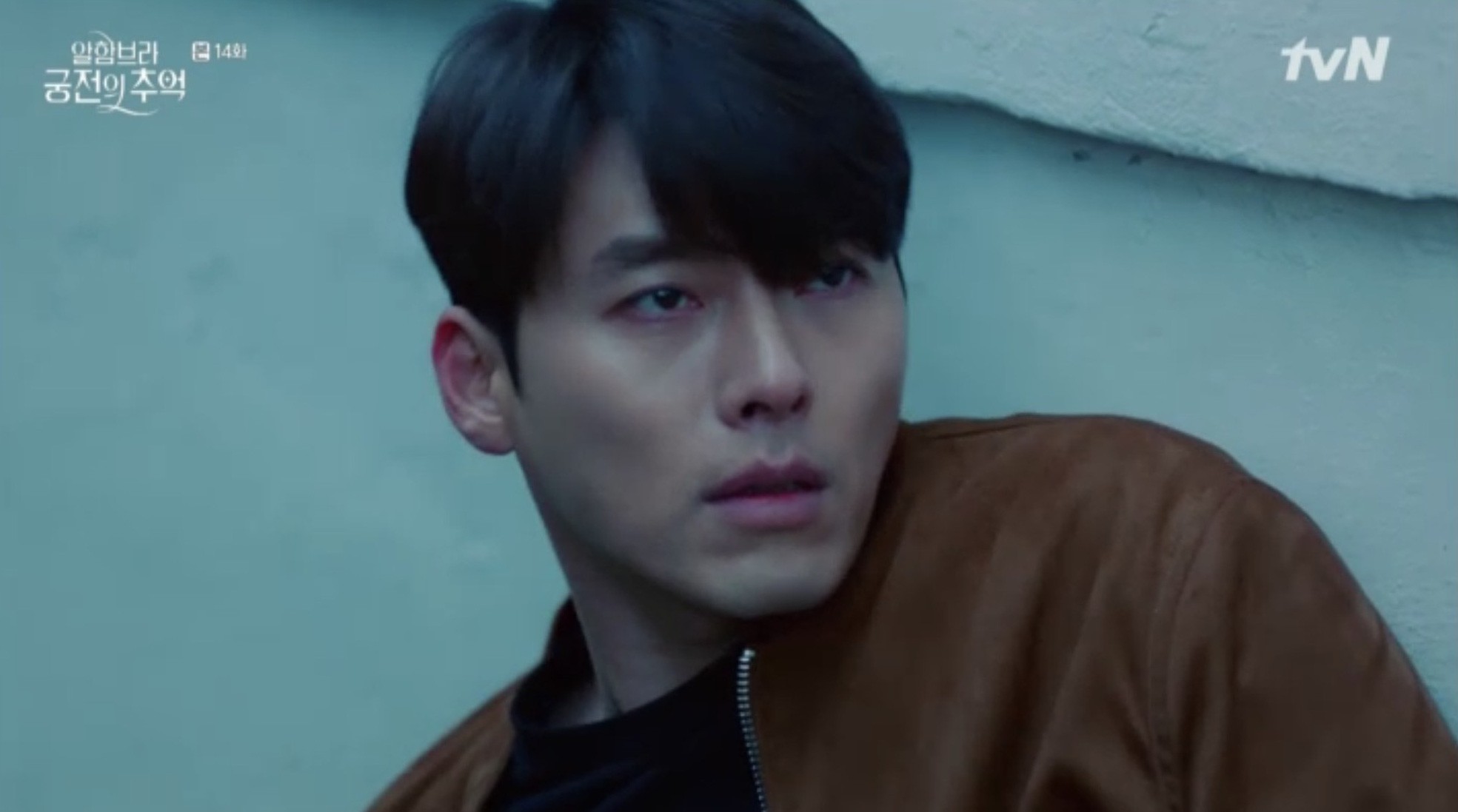 Park Shin Hye khóc tiễn lâm li như thể Hyun Bin sắp ra chiến trường ở “Hồi Ức Alhambra” - Ảnh 10. Park Shin Hye khóc tiễn lâm li như thể Hyun Bin sắp ra chiến trường ở “Hồi Ức Alhambra” - Ảnh 10.