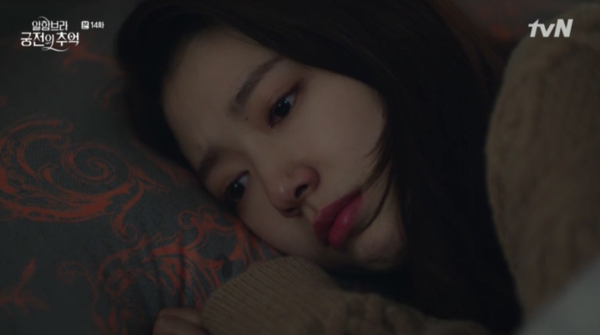 Park Shin Hye khóc tiễn lâm li như thể Hyun Bin sắp ra chiến trường ở “Hồi Ức Alhambra” - Ảnh 14. Park Shin Hye khóc tiễn lâm li như thể Hyun Bin sắp ra chiến trường ở “Hồi Ức Alhambra” - Ảnh 14.