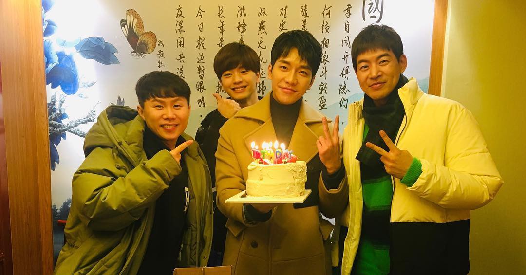 Lee Seung Gi đón sinh nhật tại phim trường bom tấn 500 tỉ, đặc biệt Suzy, Sungjae và dàn sao đình đám góp mặt - Ảnh 5. Lee Seung Gi đón sinh nhật tại phim trường bom tấn 500 tỉ, đặc biệt Suzy, Sungjae và dàn sao đình đám góp mặt - Ảnh 5.