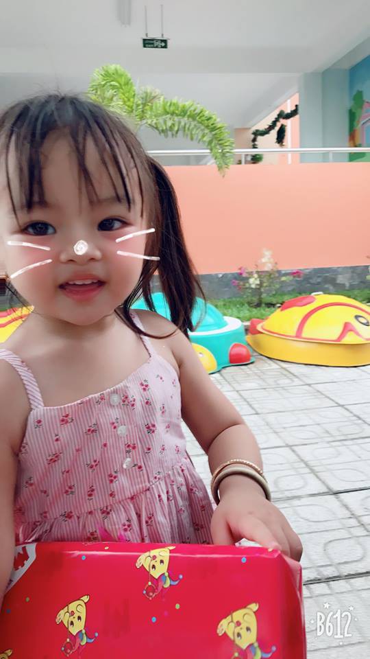 Lơ l&agrave; v&agrave;i ph&uacute;t, mẹ trẻ hốt hoảng khi thấy mặt con đỏ choe cho&eacute;t, nh&igrave;n xuống nền nh&agrave; kh&ocirc;ng biết xử l&yacute; ra sao - Ảnh 3.