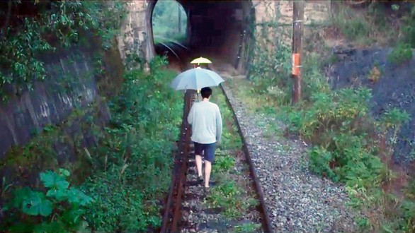 Hầm xe lửa Đà Lạt đẹp như phim Em sẽ đến cùng cơn mưa  - Ảnh 3.