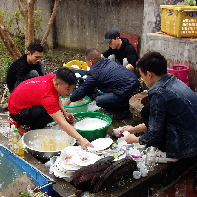 Rửa một mạch hết 20 mâm bát đĩa, 5 thanh niên đảm đang khiến cánh chị em nhất loạt đòi làm dâu xứ Nghệ - Ảnh 1.