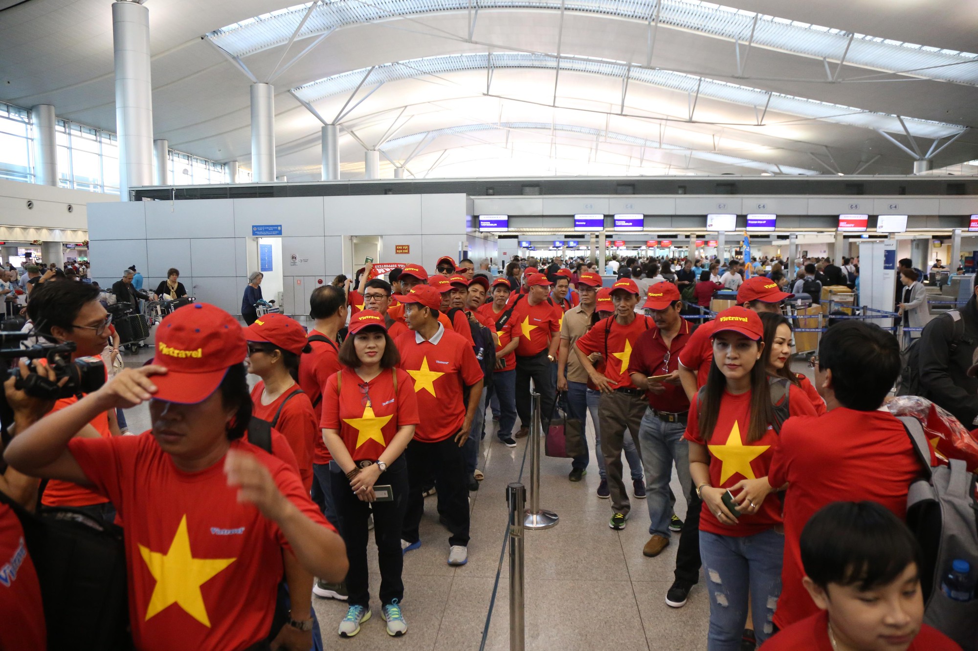 Doanh nghiệp Việt Nam thuê máy bay riêng chở CĐV sang UAE cổ vũ đội tuyển tại Asian Cup 2019 - Ảnh 1. Doanh nghiệp Việt Nam thuê máy bay riêng chở CĐV sang UAE cổ vũ đội tuyển tại Asian Cup 2019 - Ảnh 1.