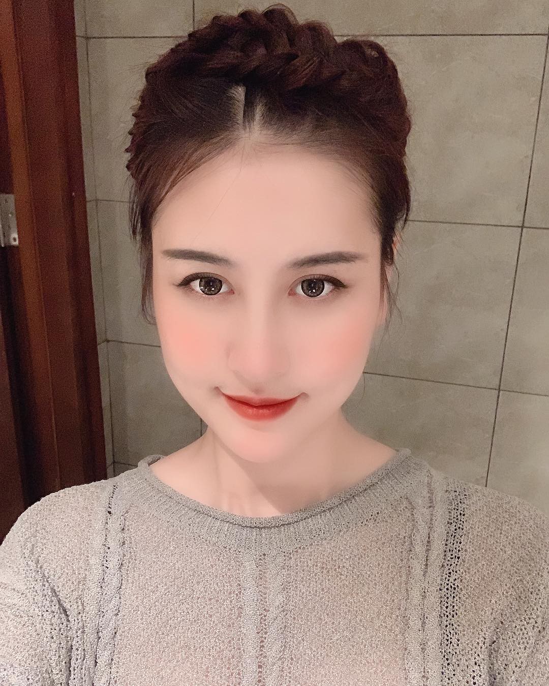 Hà Lade lần đầu chia sẻ về bạn trai mới: Người chả thèm chê mình xấu khi vừa làm đủ trò phẫu thuật bên Hàn Quốc - Ảnh 2. Hà Lade lần đầu chia sẻ về bạn trai mới: Người chả thèm chê mình xấu khi vừa làm đủ trò phẫu thuật bên Hàn Quốc - Ảnh 2.
