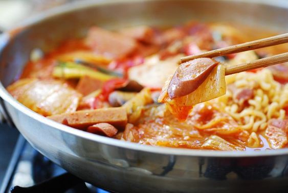 Budae Jjigae: món lẩu quốc dân người Hàn ai cũng biết nhưng lại có nguồn gốc thật buồn - Ảnh 4.