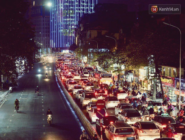 Ảnh: Nhiều tuyến đường H&agrave; Nội &ugrave;n ứ k&eacute;o d&agrave;i, người d&acirc;n ch&ocirc;n ch&acirc;n trong mưa r&eacute;t - Ảnh 11.