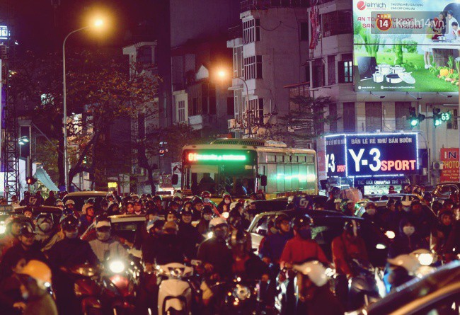Ảnh: Nhiều tuyến đường H&agrave; Nội &ugrave;n ứ k&eacute;o d&agrave;i, người d&acirc;n ch&ocirc;n ch&acirc;n trong mưa r&eacute;t - Ảnh 8.